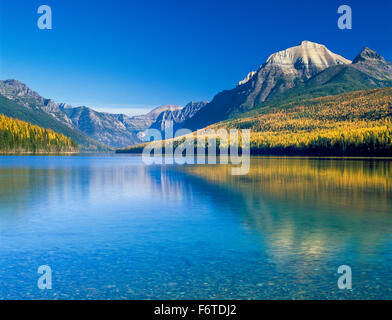 Herbst Farben und Gipfeln über Bowman See im Glacier-Nationalpark in der Nähe von Polebridge, montana Stockfoto