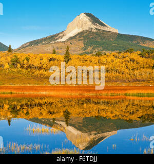 Herz-Butte spiegelt sich im Teich entlang der felsigen Berg in der Blackfeet Indianer-Reservat in der Nähe von Herzen Butte, montana Stockfoto