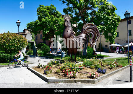 Denkmal für die Gallo - Gallo Nero, das Symbol der Chianti-Wein. Gaiole in Chianti. Toskana. Siena. Italien. Europa Stockfoto