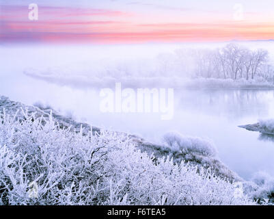 Frostiger Nebel steigt bei Sonnenaufgang vom missouri River in der Nähe von Cascade, montana Stockfoto