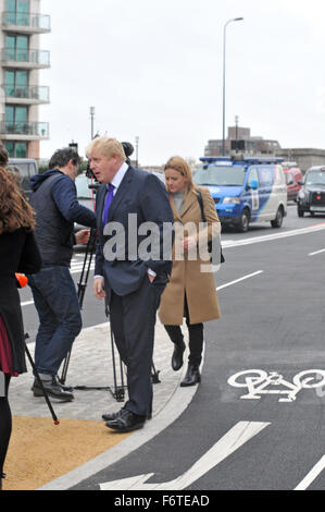 London, UK, 19. November 2015, Boris Johnson schließt sich der Weg, wie er die erste abgeschlossene Phase des Zyklus Superhighway bei Nine Elms, Vauxhall startet. Stockfoto