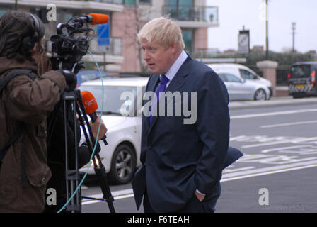 London, UK, 19. November 2015, Boris Johnson schließt sich der Weg, wie er die erste abgeschlossene Phase des Zyklus Superhighway bei Nine Elms, Vauxhall startet. Stockfoto