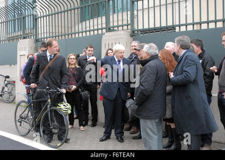 London, UK, 19. November 2015, Boris Johnson schließt sich der Weg, wie er die erste abgeschlossene Phase des Zyklus Superhighway bei Nine Elms, Vauxhall startet. Stockfoto