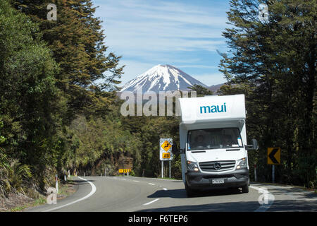 Maui Camper Van Reisen entlang einem windigen Teil der Dessert-Straße (SH1) in der Mitte der Nordinsel Neuseelands. Das Mou Stockfoto