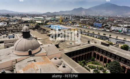 Kirche und Kloster von Santo Domingo in der Stadt Lima in den Hintergrund. Stockfoto