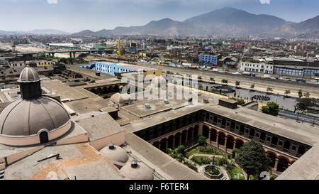 Kirche und Kloster von Santo Domingo in der Stadt Lima in den Hintergrund. Stockfoto