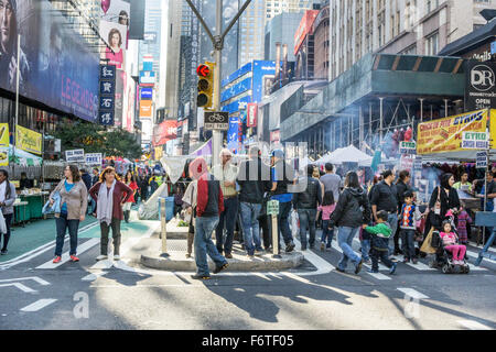 Broadway geschlossen Verkehr zum Straßenfest im Herzen des Times Square, wie Rauch aus frittierten Lebensmitteln vermischt sich mit teure Werbung Stockfoto