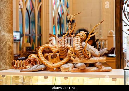 Bäckerei mit verschiedenen Arten von Brot, Kuchen und Brötchen Stockfoto