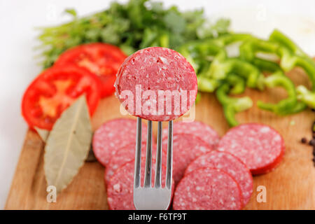 Wurst-Slice auf Gabel Stockfoto