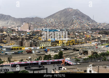 Stadt Lima, Peru. historischen Zentrum und der Berg San Cristobal. Stockfoto