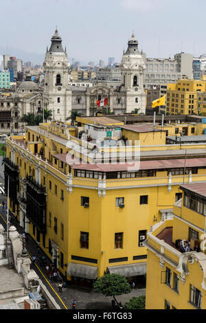 Stadt Lima, Peru. Das historische Zentrum und die Türme der Kathedrale. Stockfoto