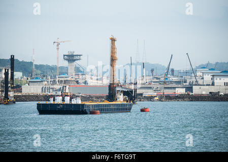 Panamakanal, Panama – die Baustelle der neuen Schleusen zu bauen, angrenzend an die bestehenden Miraflores-Schleusen auf den Panama-Kanal in Panama City, Panama. Im Jahr 1914 eröffnet, ist der Panamakanal eine entscheidende Schifffahrtsweg zwischen der Atlantischen und Pazifischen Ozean, das bedeutet, dass Schiffe nicht haben, um den Boden in Südamerika oder über der Oberseite von Kanada zu gehen. Der Kanal wurde ursprünglich gebaut und im Besitz von den Vereinigten Staaten, aber wurde im Jahr 1999 zurück nach Panama übergeben. Stockfoto