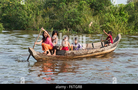 Kinder Rudern in Kampong Phluk, Siem Reap, Kambodscha Stockfoto