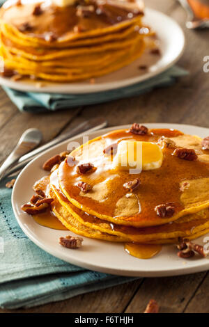 Hausgemachte Kürbis Pfannkuchen mit Butter Pecan-Nüssen und Ahornsirup Stockfoto