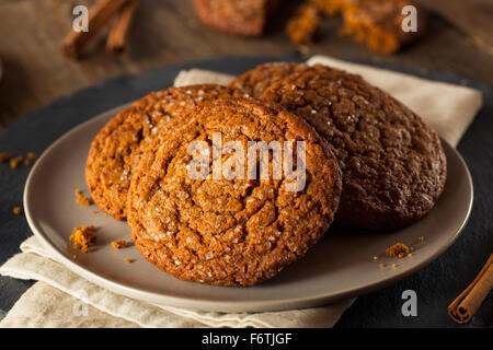 Warme hausgemachte Gingersnap Plätzchen garniert mit Zucker Stockfoto