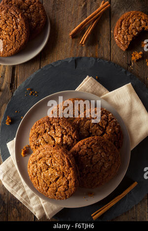 Warme hausgemachte Gingersnap Plätzchen garniert mit Zucker Stockfoto