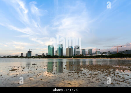 Honolulu, Hawaii. 18. November 2015. Im Weitwinkel Ala Moana Beach Park Ozean Reflexionen von Honolulu Eigentumswohnungen auf Oahu. Stockfoto