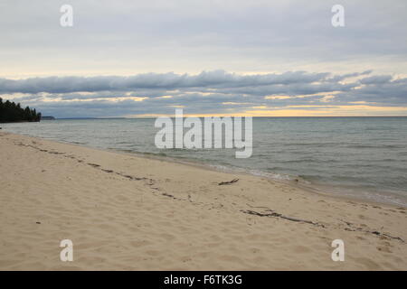 Biber Strand bei Sonnenuntergang in dargestellter Felsen-Staatsangehöriger Lakeshore, MI Stockfoto