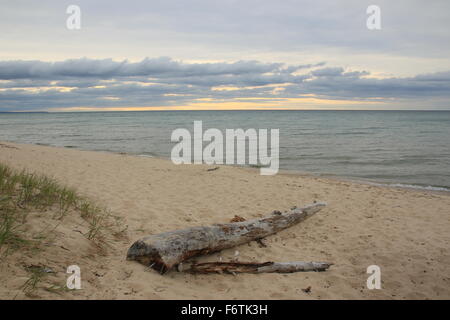 Biber Strand bei Sonnenuntergang in dargestellter Felsen-Staatsangehöriger Lakeshore, MI Stockfoto