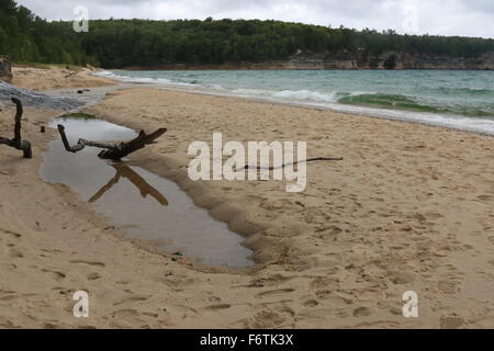 Wasserfall auf Kapelle Strand läuft in Lake Superior in der abgebildeten Felsen-Staatsangehöriger Lakeshore, Michigans obere Halbinsel Stockfoto