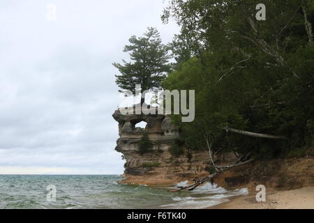 Kapelle Rock-Rock-Formation aus Kapelle Strand entlang Lake Superior die dargestellter Felsen-Staatsangehöriger Lakeshore, Michigan betrachtet Stockfoto