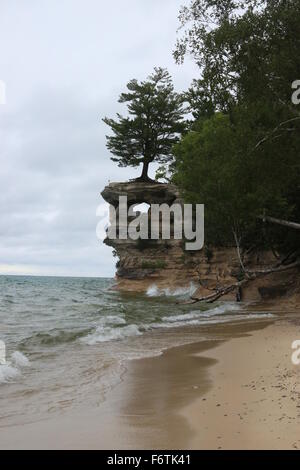 Kapelle Rock-Rock-Formation aus Kapelle Strand entlang Lake Superior die dargestellter Felsen-Staatsangehöriger Lakeshore, Michigan betrachtet Stockfoto