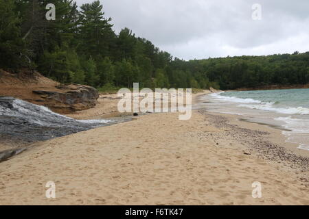 Wasserfall auf Kapelle Strand läuft in Lake Superior in der abgebildeten Felsen-Staatsangehöriger Lakeshore, Michigans obere Halbinsel Stockfoto