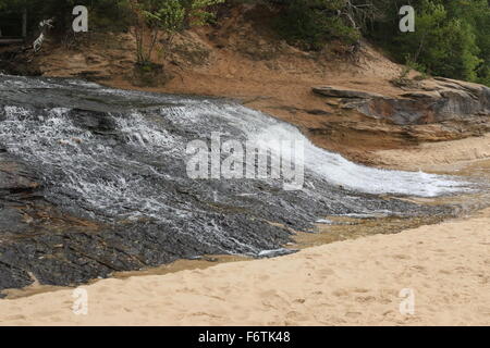 Wasserfall auf Kapelle Strand läuft in Lake Superior in der abgebildeten Felsen-Staatsangehöriger Lakeshore, Michigans obere Halbinsel Stockfoto