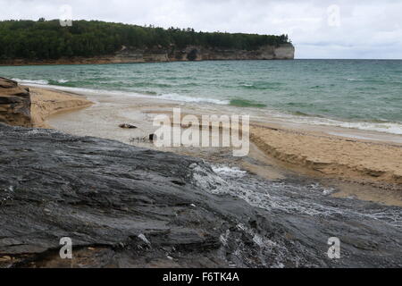 Wasserfall auf Kapelle Strand läuft in Lake Superior in der abgebildeten Felsen-Staatsangehöriger Lakeshore, Michigans obere Halbinsel Stockfoto