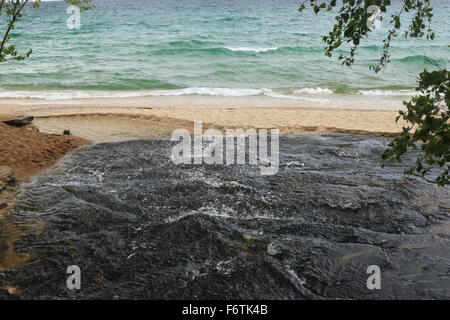 Wasserfall auf Kapelle Strand läuft in Lake Superior in der abgebildeten Felsen-Staatsangehöriger Lakeshore, Michigans obere Halbinsel Stockfoto