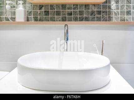 Nahaufnahme von einem Waschbecken in ein modernes Bad Stockfoto