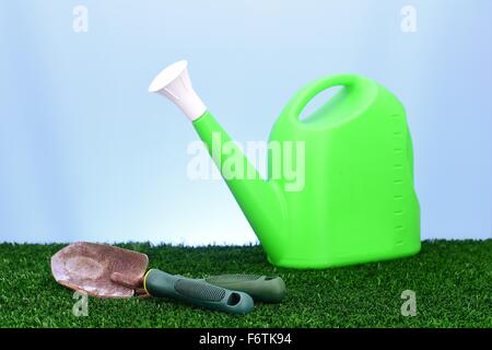 Ein Studio-Foto von einer Gießkanne auf Kunstrasen Stockfoto