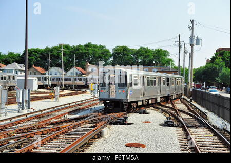 Eine braune Linie Zug schlängelt sich durch Weichen im Verlassen des Kimball Avenue Station auf seiner Reise nach Chicago, Illinois, USA. Stockfoto