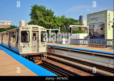 Ein CTA braune Linie rapid transit Train wie es kommt an der Sedgwick Avenue Station auf dem Weg von der Schleife in der Innenstadt von Chicago, Illinois, USA. Stockfoto