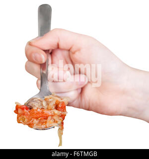 Hand mit Esslöffel mit Kohlsuppe in Fleischbrühe isoliert auf weißem Hintergrund Stockfoto