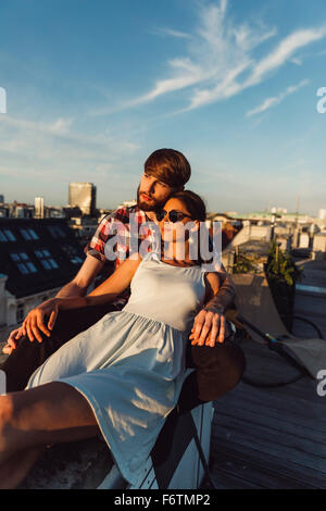 Österreich, Wien, junges Paar genießen romantischen Sonnenuntergang auf der Dachterrasse Stockfoto