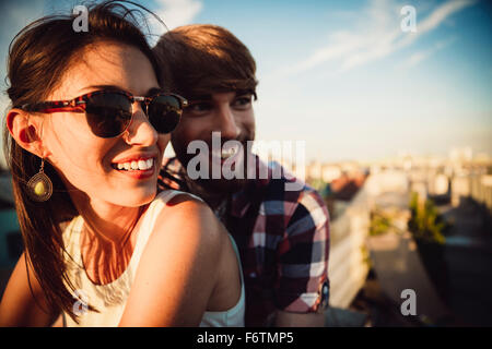 Österreich, Wien, junges Paar genießen romantischen Sonnenuntergang auf der Dachterrasse Stockfoto