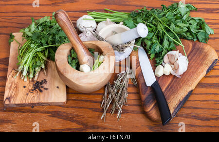 Kochen Gewürze - Mörteln und würzigen Zutaten auf Holztisch Stockfoto