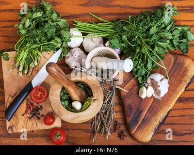 Kochen Gewürze - Ansicht von Mörteln und würzigen Zutaten auf Holztisch Stockfoto
