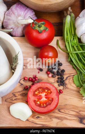 Kochen Gewürze - würzige Zutaten auf Holztisch Stockfoto