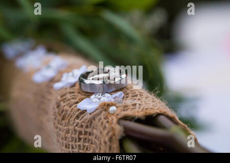 Braut und Bräutigam Hochzeit Ringe mit einem Makro Objektiv an eine Hochzeit fotografiert. Stockfoto