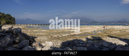 Panorama-Blick auf den wunderschönen Gardasee und Italienische Alpen von Scaliger Burg (Italien) klaren blauen Himmel Berge Stockfoto