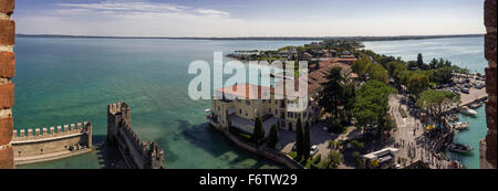 Panorama-Blick auf Altstadt Sirmione Gardasee und Italienische Alpen von Scaliger Burg (Italien) klar blauen Himmel Stockfoto