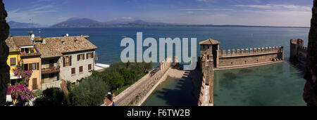 Panoramablick am schönen Gardasee und Italienische Alpen von Scaliger Burg (Italien) in sonniger Tag mit klaren blauen Himmel Stockfoto