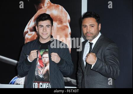 Los Angeles, CA, USA. 19. November 2015. Devon De La Joya, Oscar De La Joya im Ankunftsbereich für CREED Premiere, The Regency Village Theatre, Los Angeles, CA 19. November 2015. Bildnachweis: Elizabeth Goodenough/Everett Collection/Alamy Live-Nachrichten Stockfoto