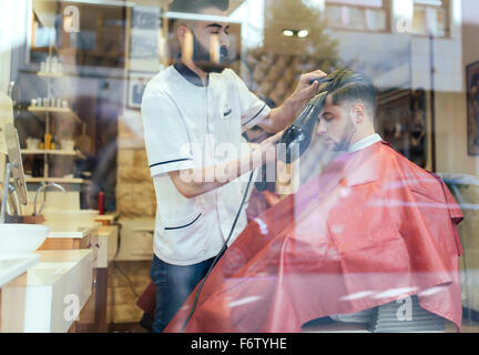 Mann föhnen Haare im Badezimmerspiegel Stockfoto, Bild: 69590102 - Alamy