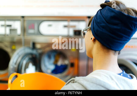 Rückansicht der junge Frau in einen Waschsalon Stockfoto