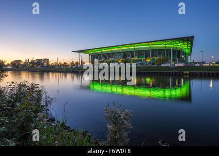 Deutschland, Niedersachsen, Wolfsburg, Autostadt, Volkswagen Arena am Abend Stockfoto