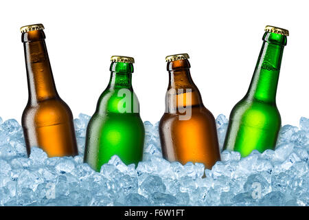 grünen und braunen Bierflaschen auf Eis Stockfoto