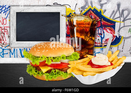 Fast-Food-Mahlzeit vor Graffitiwand Stockfoto